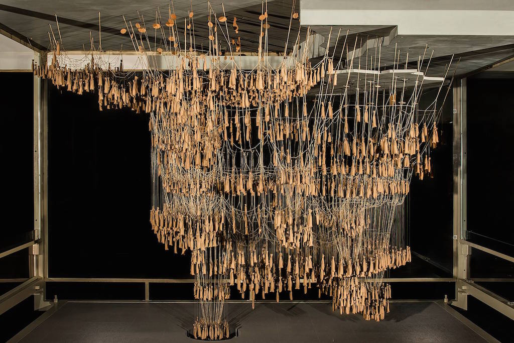 a model made out of strings where weights are applied to understand how to from the arches of the Sagrada Família a cathedral in barcelona